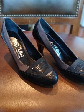 Sturdy grey and black leather pumps